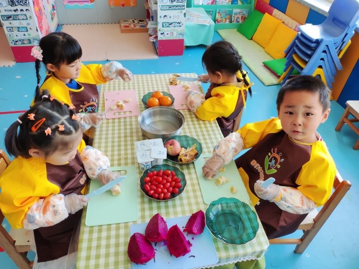 幼儿制作水果沙拉照片1.jpg