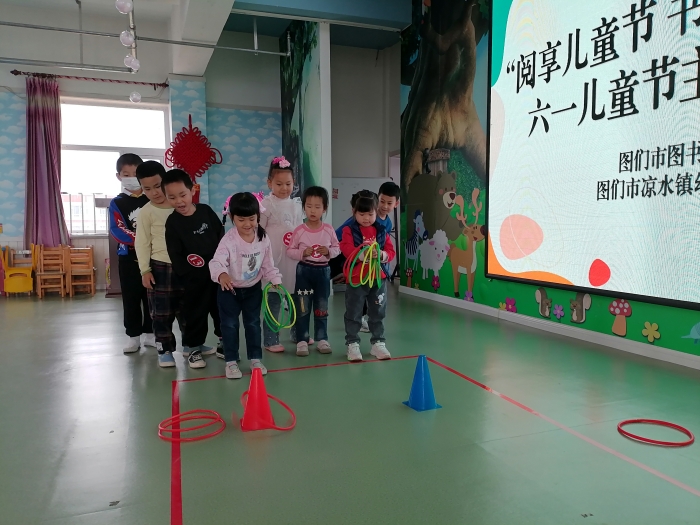 幼儿玩套圈游戏2.jpg