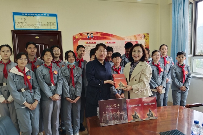 “六一”儿童节捐赠慰问活动 (4).jpg