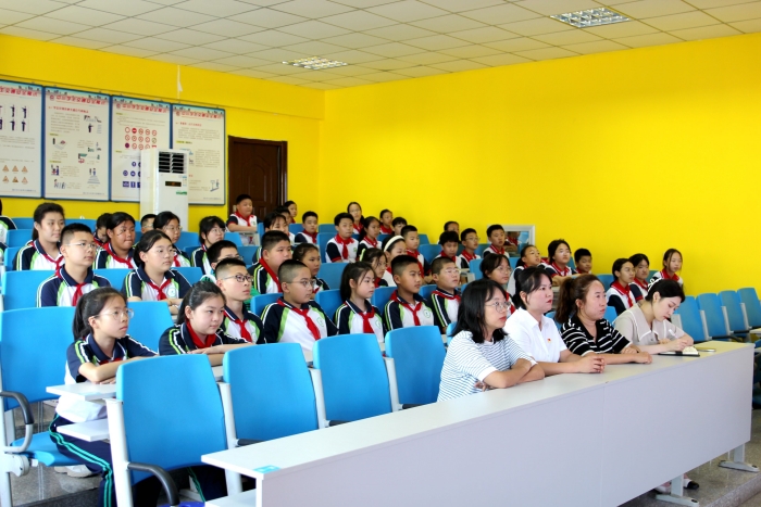 图们市第一小学校开展“弘扬法治精神 共建法治校园”法治副校长送法进校园活动 (1).jpg