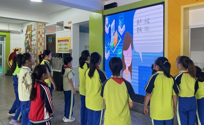 学校电子屏滚动播放网络安全相关视频.jpg
