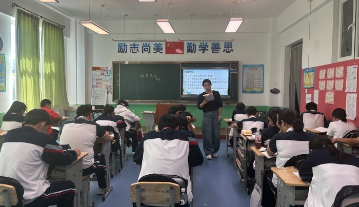 1726817298_321_84583.jpg 教师授课 (1).jpg