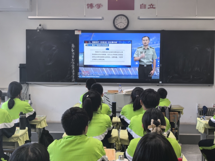 3.观看“爱我国防”  (2).jpg