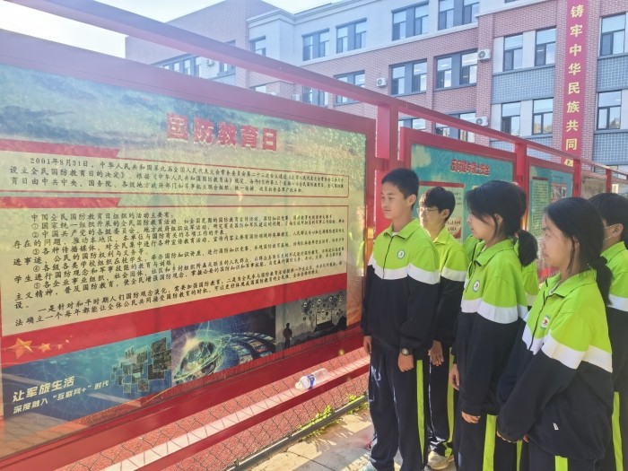 4.参观国防长廊  (2).jpg