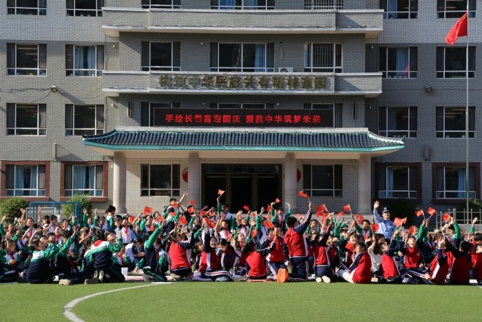 【图们国门红军小学第39周投稿1】“手绘长卷喜迎国庆 爱我中华筑梦未来”喜迎国庆长卷绘画系列活动docx(1).JPG