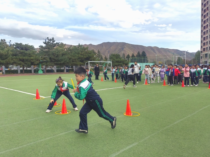 图们市第一小学校开展“阳光活力大课间 悦享体育促成长”活力大课间活动 (1)_副本.jpg