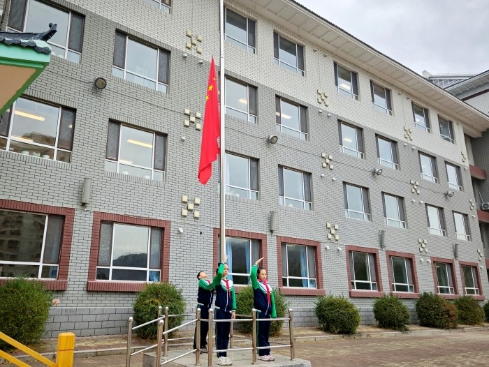 “赓续抗美援朝精神 砥砺民族复兴之志”主题升旗仪式  (1).jpg