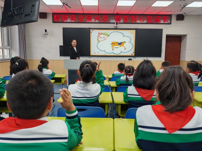 图们国门红军小学举行“精耕班会展风采 德育润心促成长”主题班会课赛课活动 (4).jpg