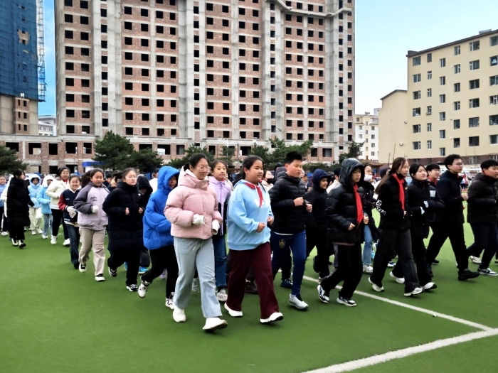 图们市第一小学校举行2024年冬季阳光长跑暨逐雪戏冰活动启动仪式( (2).jpg