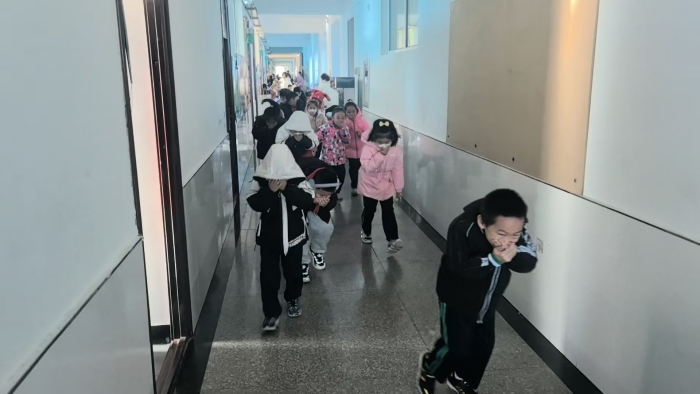 【图们国门红军小学第46周投稿2】图们市第一小学校“全民消防·生命至上”消防疏散演练 (2).jpg