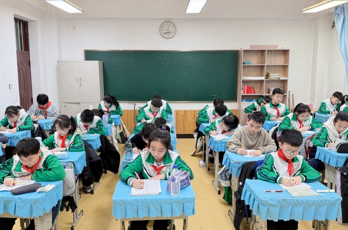 1732693399_6085_36262.jpg 学生集体.jpg