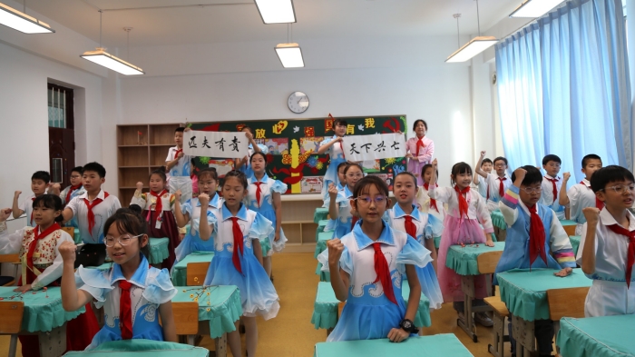 1733384195_6379_83076.jpg 学生集体2.jpg