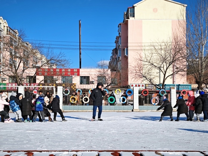 1735638498_6989_19554.jpg “冰雪逐梦 成长同行”——图们市第一小学校“逐雪戏冰”活动 (3).jpg