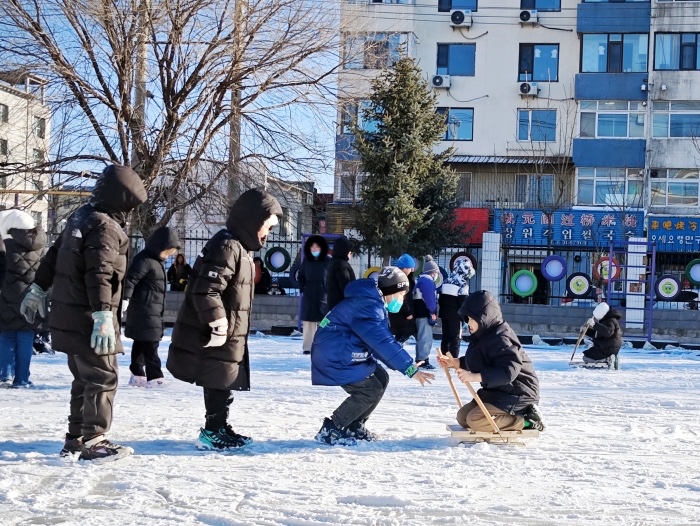 1735638520_1926_56165.jpg “冰雪逐梦 成长同行”——图们市第一小学校“逐雪戏冰”活动 (4).jpg