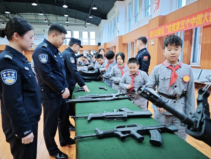 【图们国门红军小学第2周投稿1】红领巾走进警营 领略戍边“警”色 (4).jpg