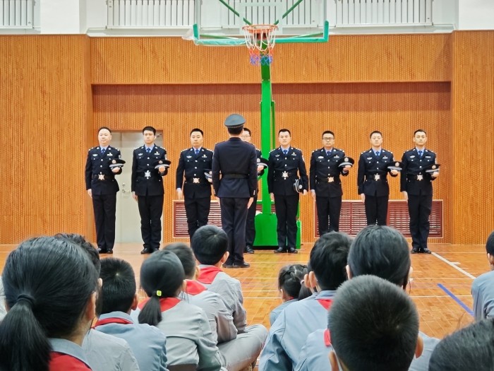 【图们国门红军小学第2周投稿1】红领巾走进警营 领略戍边“警”色 (6).jpg