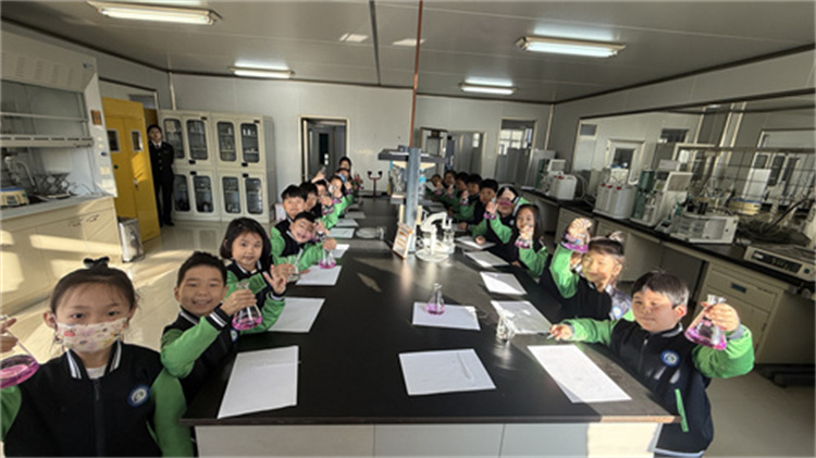学生们展示实验成果.jpg