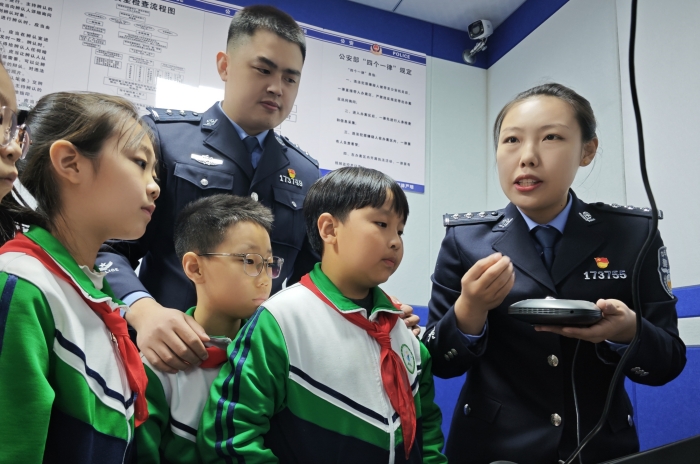法治春风进校园，护航成长新起点  ——图们市第一小学校开展“开学第一课”法治宣传教育系列活动.d (2).jpg