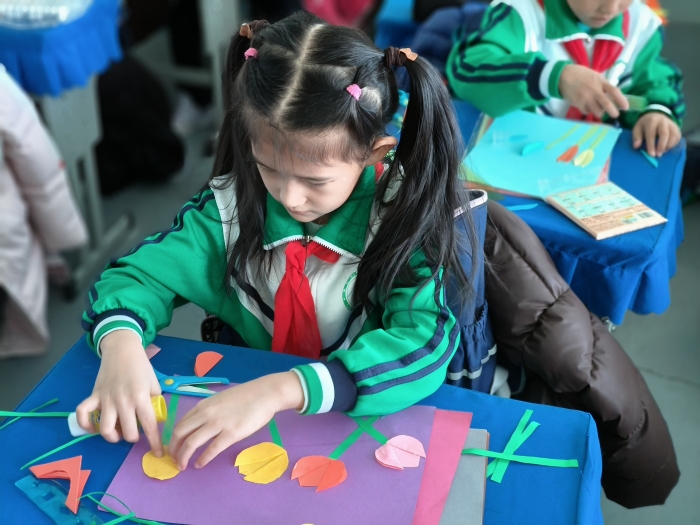 1741161279_0231_50414.jpg 【图们市第一小学校第9周投稿3 】图们市第一小学校组织开展 “巧手传爱意 致敬‘她’力量”主题手工制作活动.jpg