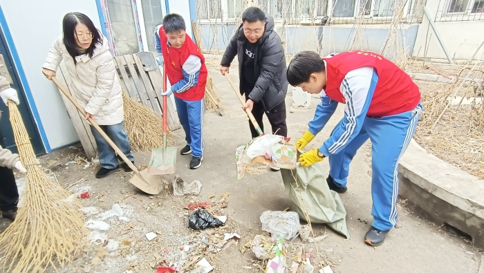1741246292_8175_36118.jpg 图们市第六中学“蒲公英”新时代文明实践志愿服务分队开展“弘扬雷锋精神 青春志愿同行”学雷锋日清扫活动.jpg