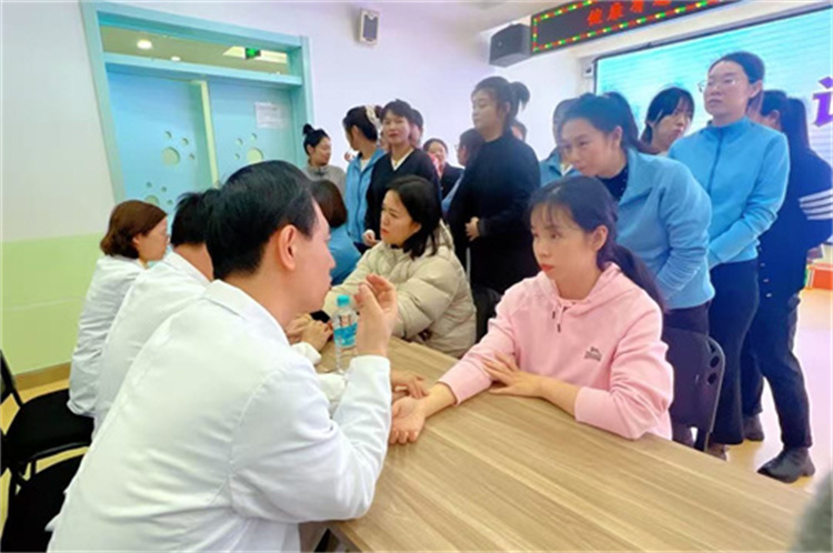 7 医生对教师进行诊疗.jpg