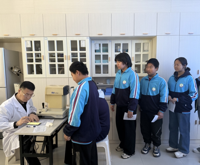 1742371206_7325_63162.jpg 视力检测有序进行.jpg