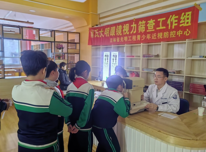 关爱视力，“睛”彩童年——图们市第一小学校视力检测活动 (1).jpg