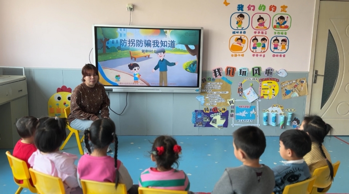 “以骗筑防，护幼成长”安全演练活动照片3.jpg