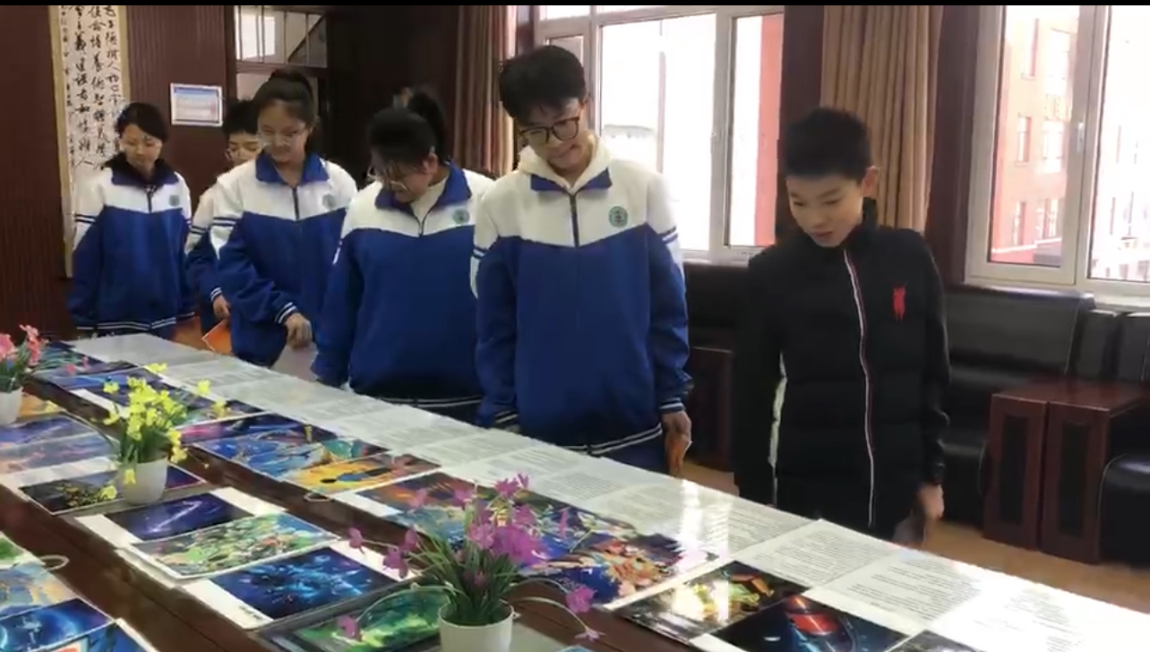 学生观看.PNG