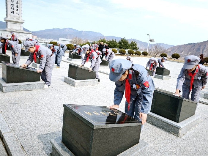 “慎终追远缅先辈 赓续薪火砺初心”清明节主题系列活动 (5).jpg