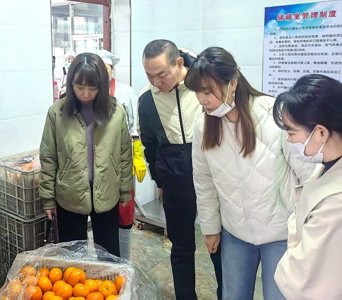 1743490918_7889_65555.jpg 家校携手共护舌尖安全——图们市第一小学校开展膳食监督家长委员会校园食堂巡查工作 (1).jpg