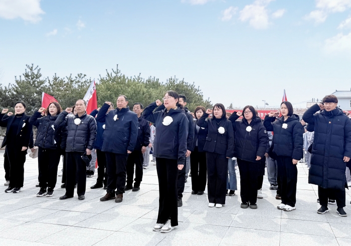【图们市第一小学校第13周投稿3】图们市第一小学校“赓续红色血脉 担当时代使命”祭扫革命烈士纪念碑主题党日 (2).jpg