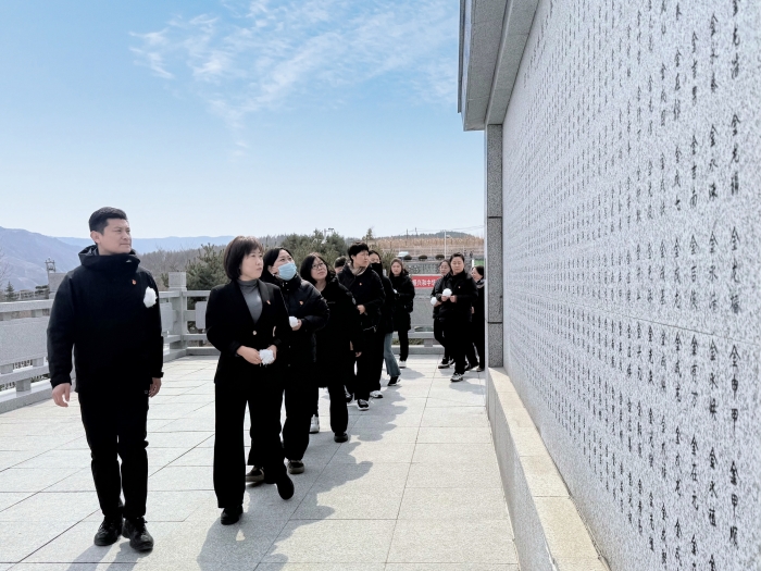 【图们市第一小学校第13周投稿3】图们市第一小学校“赓续红色血脉 担当时代使命”祭扫革命烈士纪念碑主题党日 (1).jpg