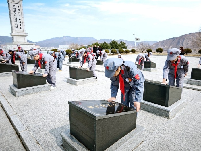 “慎终追远缅先辈 赓续薪火砺初心”清明节主题系列活动 (5).jpg