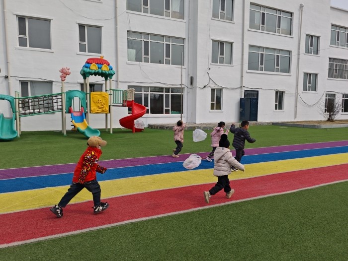 1743666180_486_29953.jpg 放风筝3.jpg